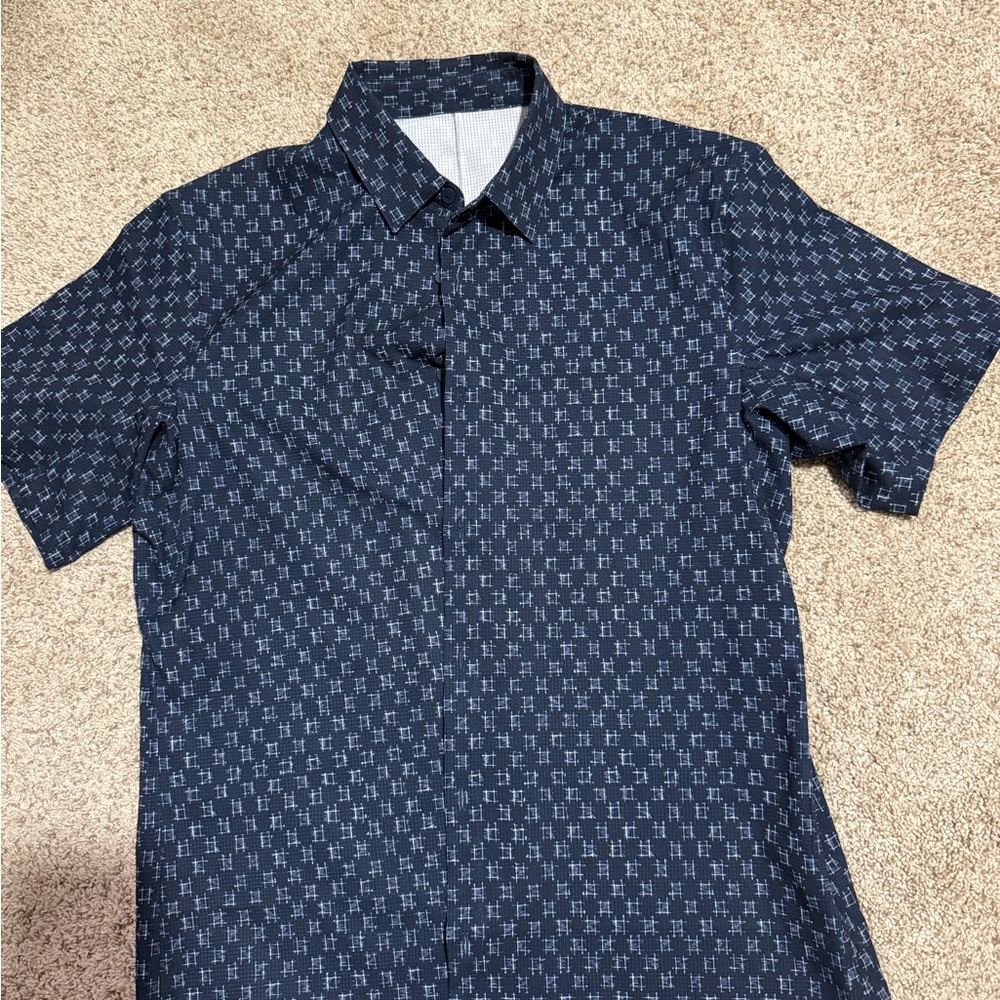 Lululemon men’s large shirt. Very slim fitting